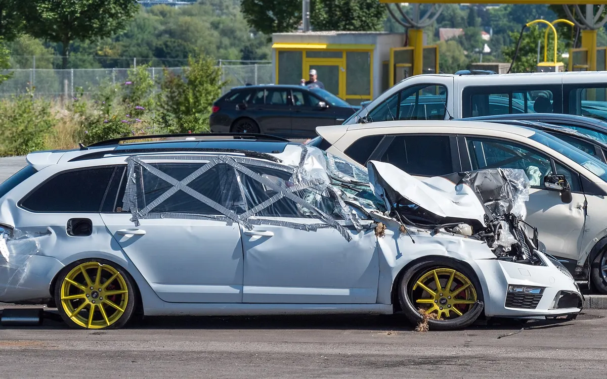 Skoda Octavia break avariată în față, după un accident